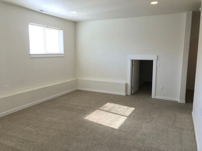 Building Photo - Hard to find 4 Bed, 3 Full Bath Home