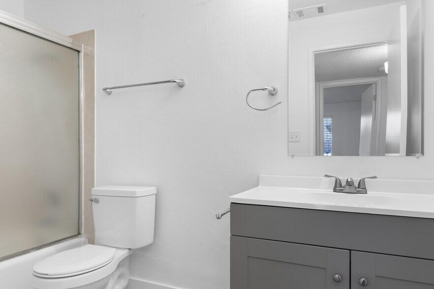 Building Photo - 3112 Denver Ave