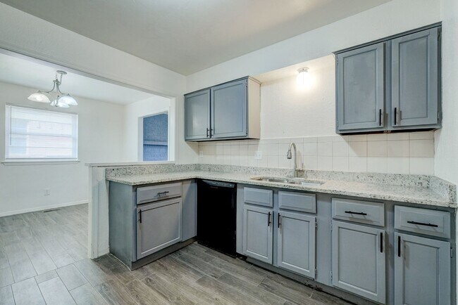 Building Photo - 3 bedroom 2.5 bath - NW Highway and Rockwell