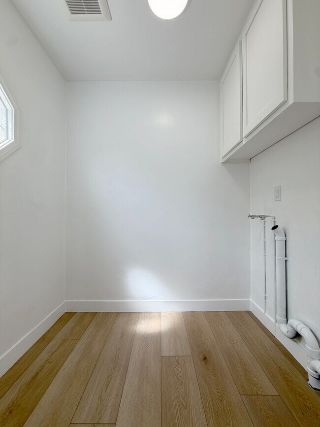 Building Photo - Alhambra Dr