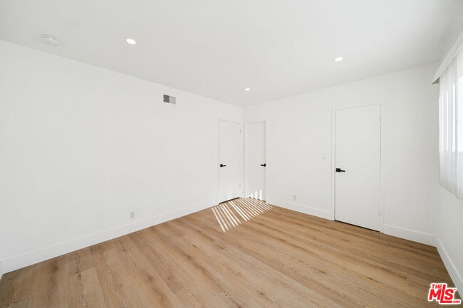 Building Photo - 919 S Sherbourne Dr