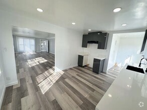 Building Photo - Central to everything! Move In Ready 2bd/1...