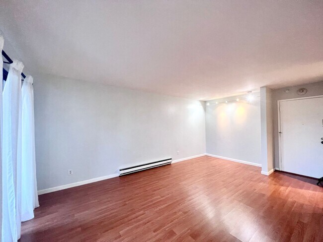 Building Photo - Spacious 1 bedroom with wood laminate floo...