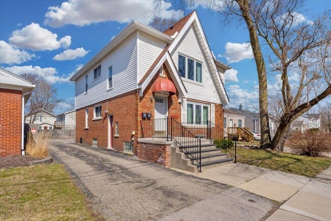 Building Photo - 1407 E 14 Mile Rd