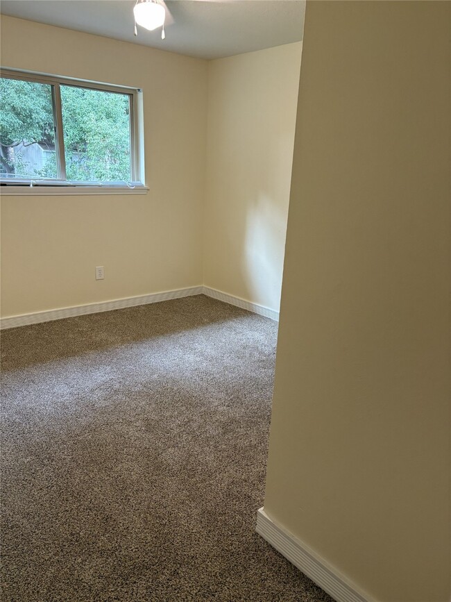 Building Photo - 115 N Shirley St