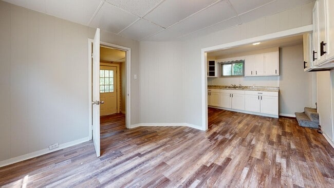 Building Photo - Huge 4 Bedroom Single Family House - almost 1500 SQ FT!