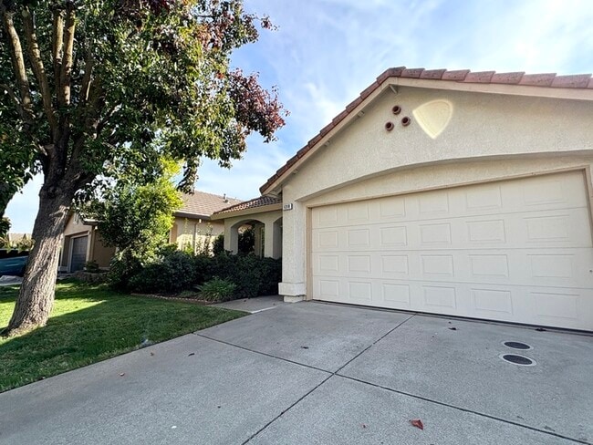 Building Photo - Beautiful 3 Bedroom 2 Bathroom Single Stor...