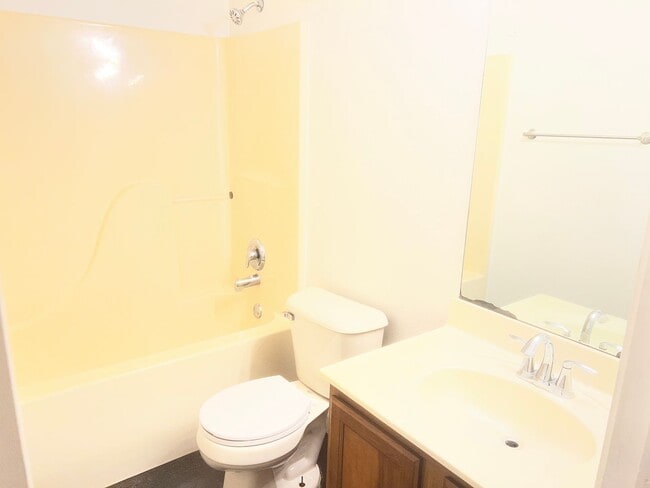 Building Photo - 3 Bed 2 Bath Duplex