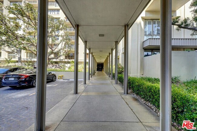 Building Photo - 2170 W Century Dr