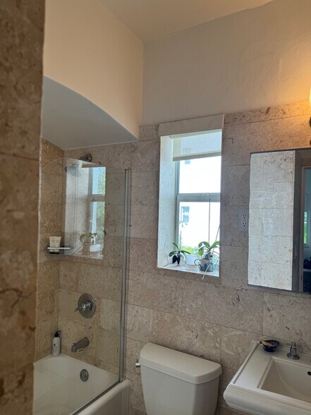 Building Photo - 4023 N Meridian Ave