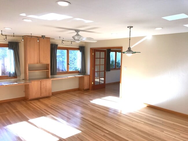 Building Photo - Desirable Mountain View 4 Bed 3 Bath Home ...