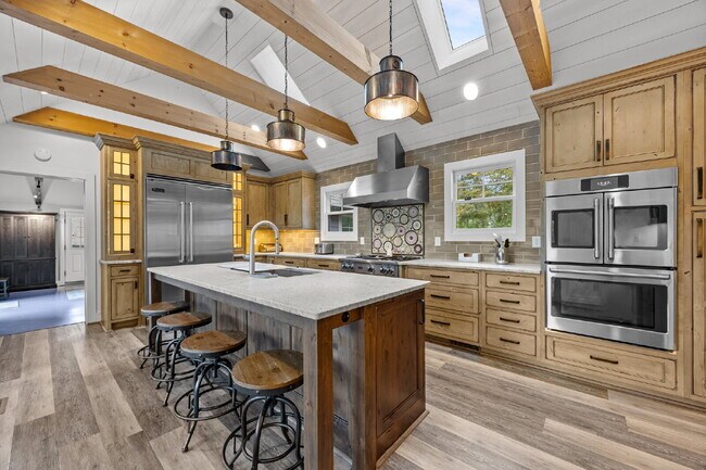 Building Photo - Charming Furnished Estate with Full-Servic...