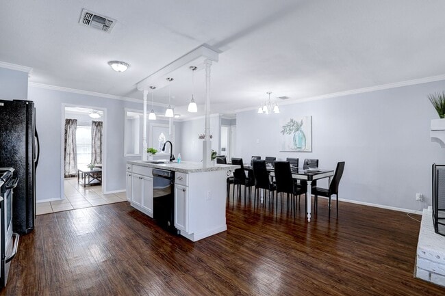 Building Photo - 10535 Breeds Hill Dr