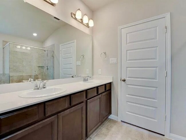 Building Photo - 2418 Humble Wy