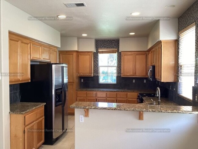 Building Photo - Large family home in desirable area