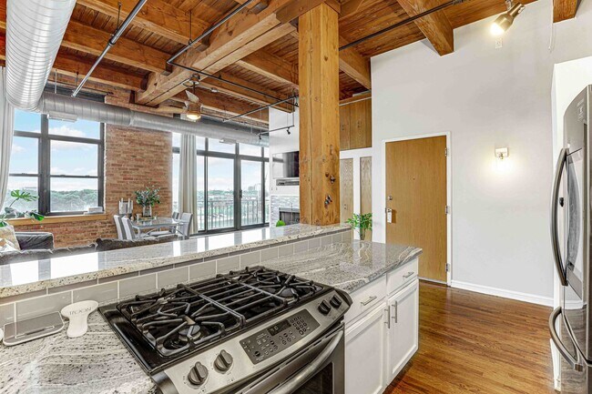 Building Photo - 1250 W Van Buren St