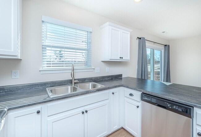 Building Photo - 720 Promenade Dr