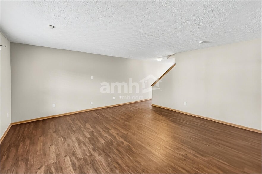 Building Photo - 6306 Pompano St