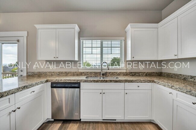 Building Photo - 874 S Aspen Wy