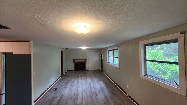 Building Photo - 3 Bedroom 1 Bathroom House