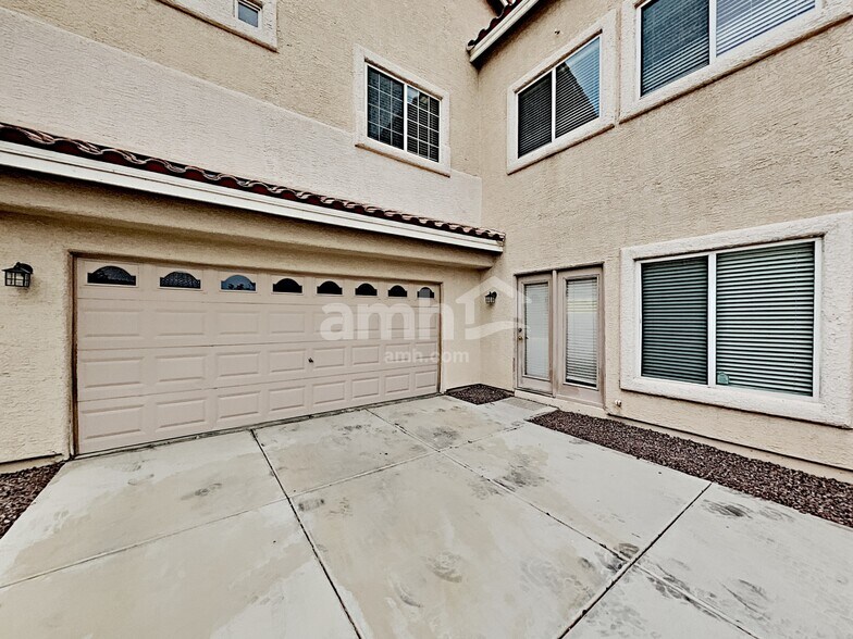 Building Photo - 8813 Red Fox Dr