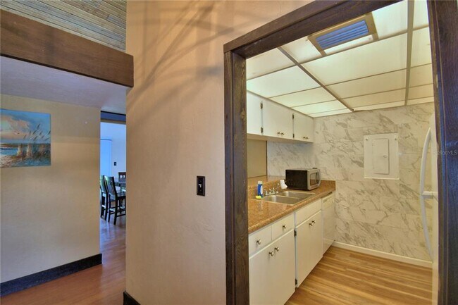 Building Photo - 5027 Sherwood Ln