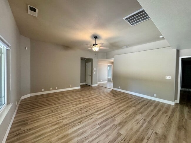 Building Photo - Beautiful 5 bedroom home ready for move in!