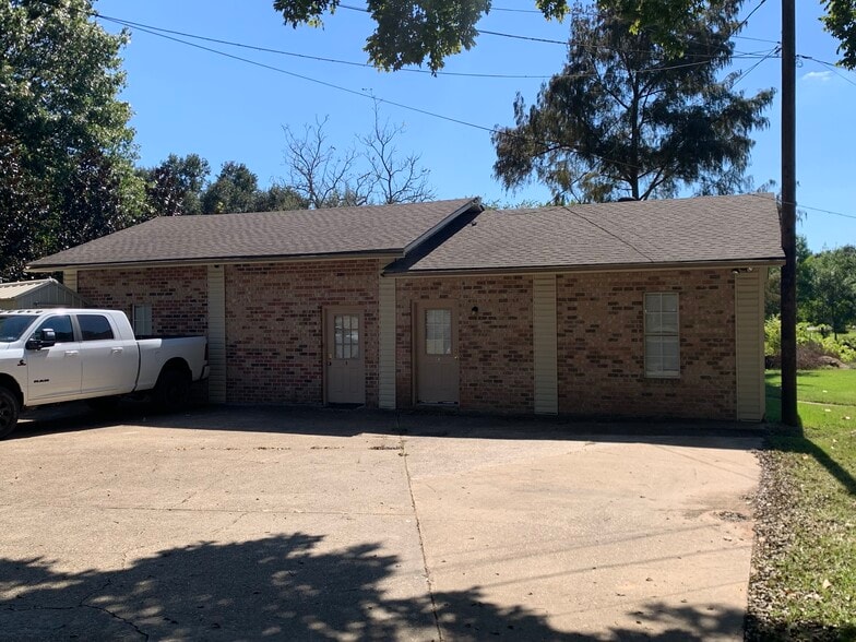 Building Photo - 1704 Horseshoe Dr