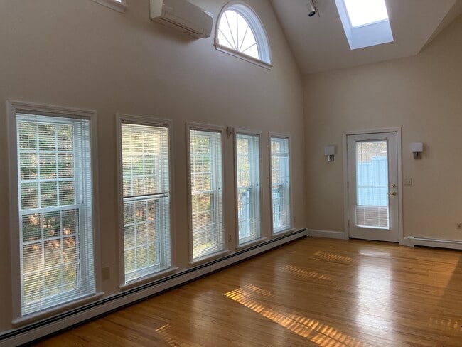 Building Photo - 9 Lupine Ct