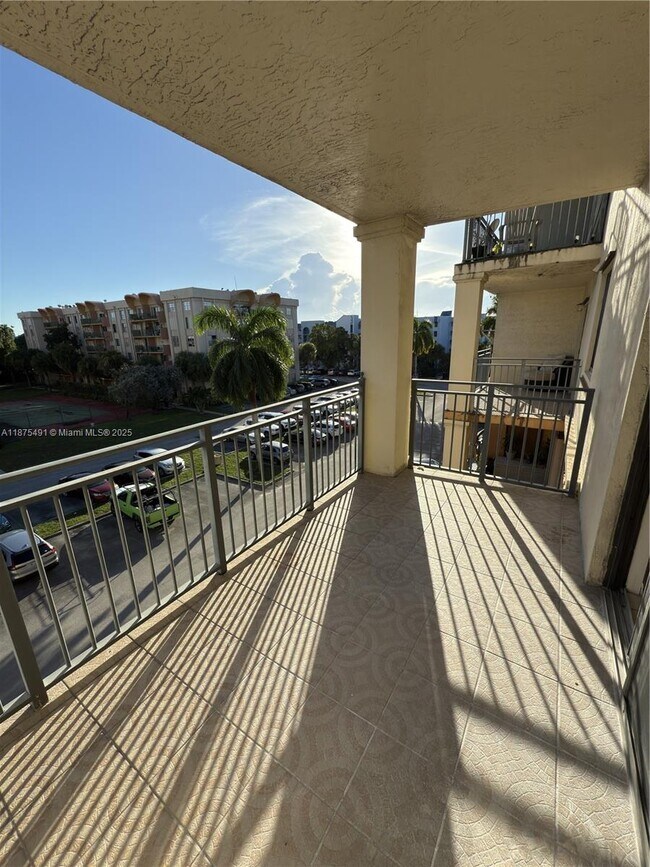 Building Photo - 9340 Fontainebleau Blvd