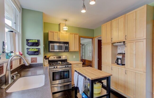 Building Photo - 365 Wawona St