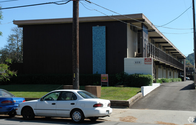 Primary Photo - Holiday Plaza Apartments