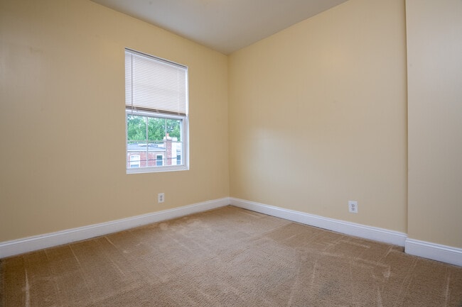 Building Photo - 524 Somerset Pl NW
