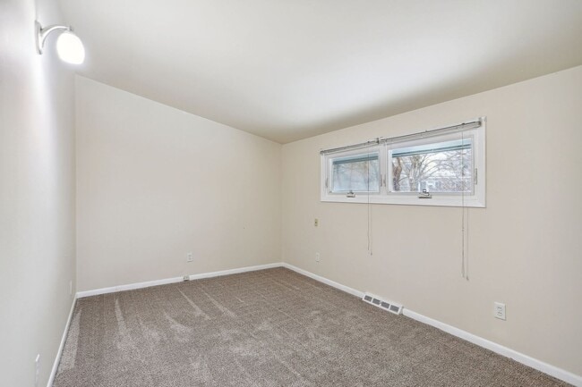 Building Photo - 1115 Broadmoor Dr