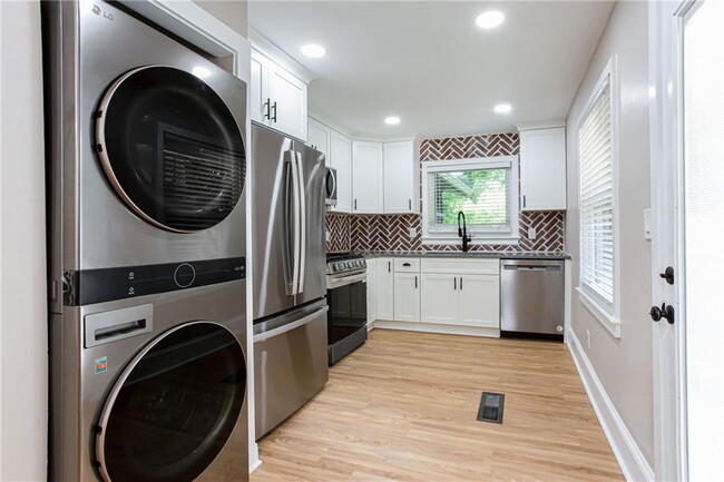 Building Photo - 629 Clairmont Cir
