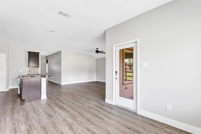 Building Photo - 214 Kickapoo Dr