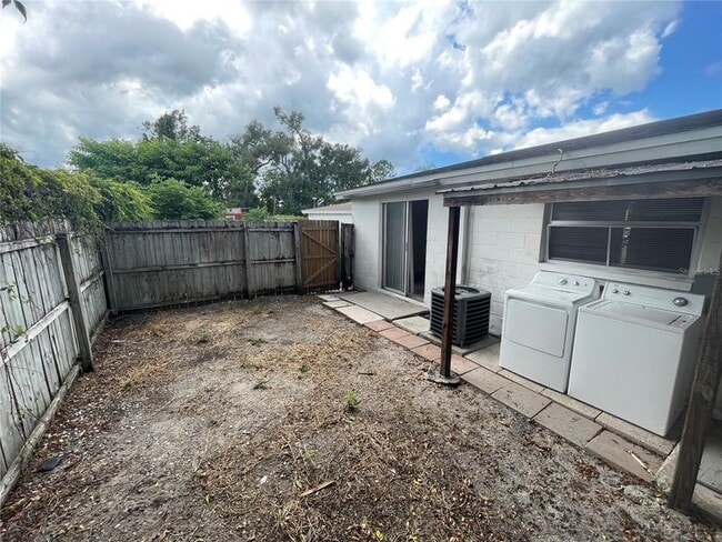 Building Photo - 4128-4126 Shoreline Dr