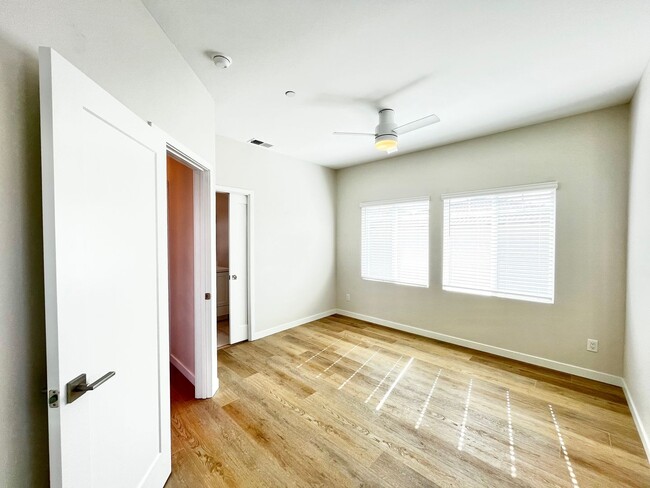 Building Photo - Modern 3B 2.5BA Townhome w/ AC!