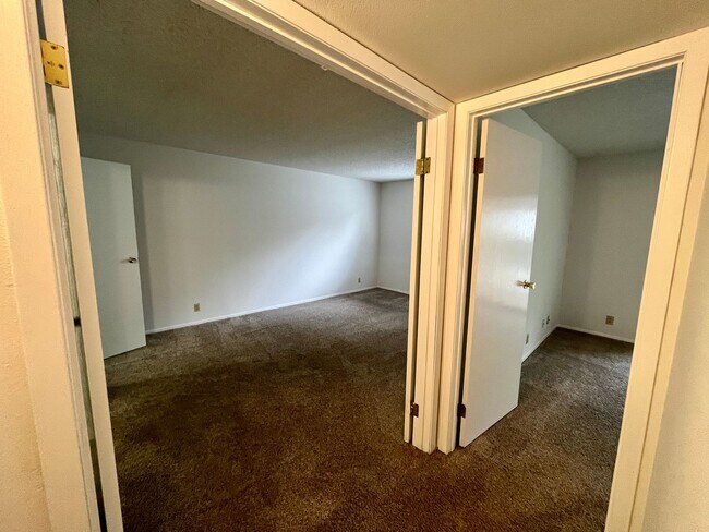 Building Photo - Nice 2 bed 2 bath second floor unit near Buckley Air Force base!