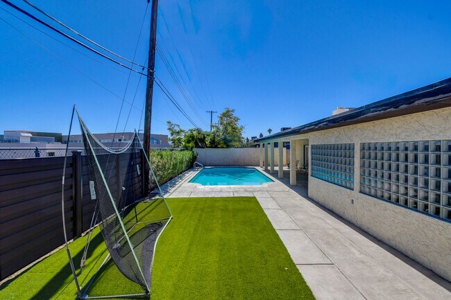 Building Photo - Paradise Palms – No neighbors behind you – Pool – Remodeled – Furnished