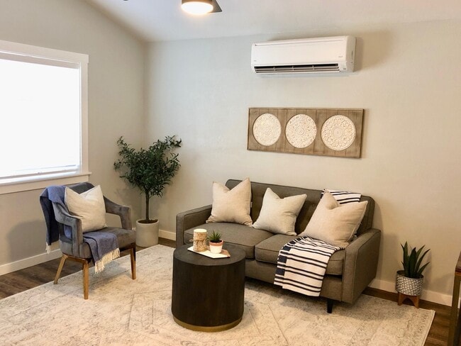 Building Photo - $1,350 Clovis Cottage 1 Bedroom Home Sierr...