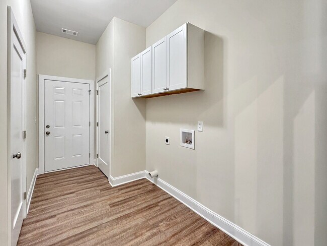 Building Photo - Brand New Rental in North Hall!