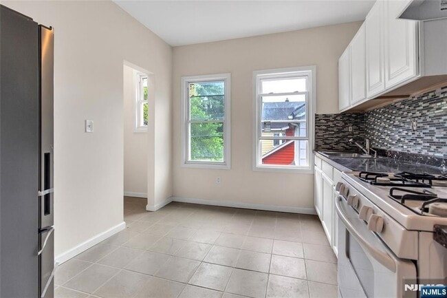 Building Photo - 247 Duane St