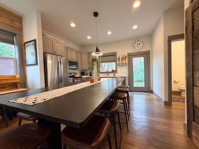 Building Photo - Gorgeous and Quiet 3 Bed 2.5 Bath Home in Railway Lofts & Cottages With Gallatin River Access!! M...