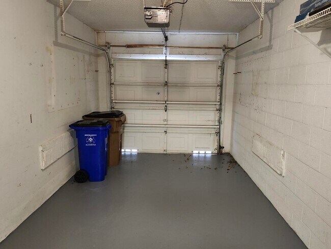 Building Photo - 1919 Discovery Cir E