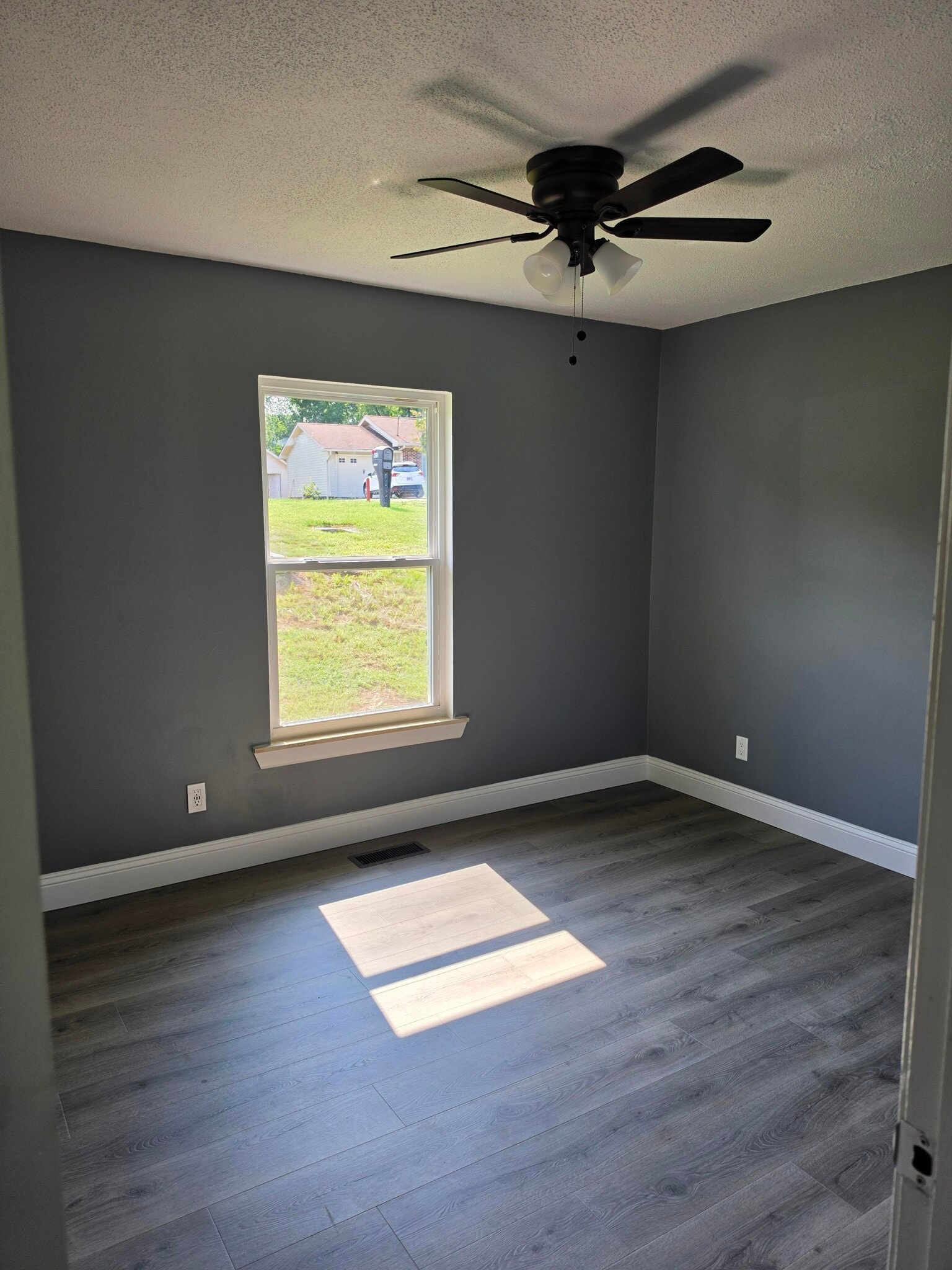 Building Photo - 421 River Bend Dr