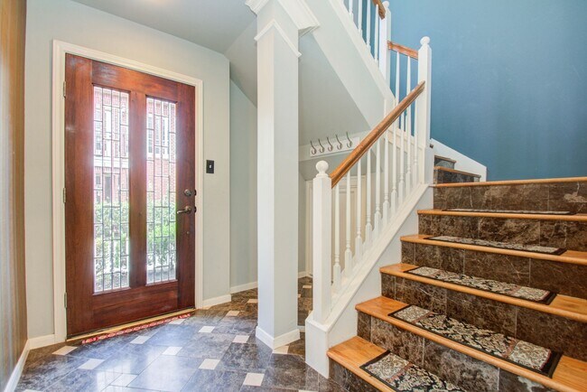 Building Photo - Stunning Three-Bedroom Townhouse Located i...