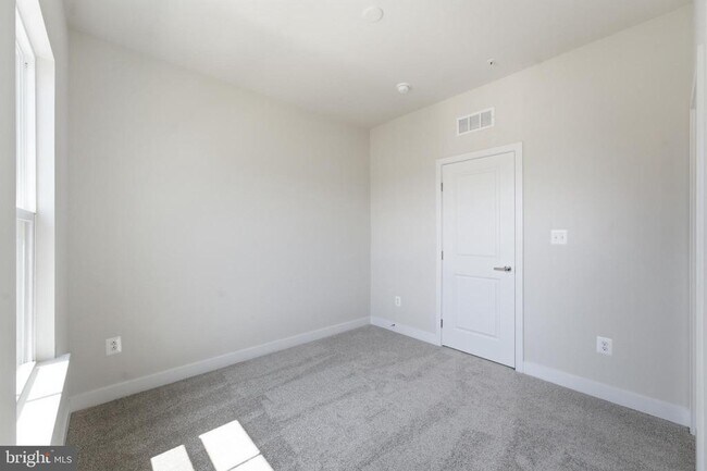 Building Photo - 16130 Hyde Pk Pl
