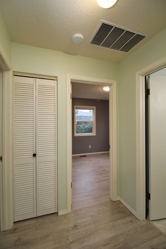 Building Photo - 224 NE 127th Ave