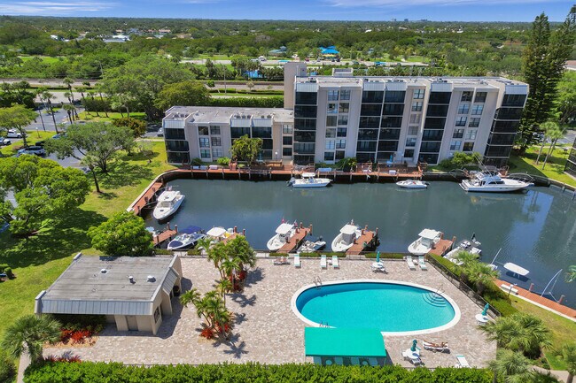 Building Photo - 6 Royal Palm Way